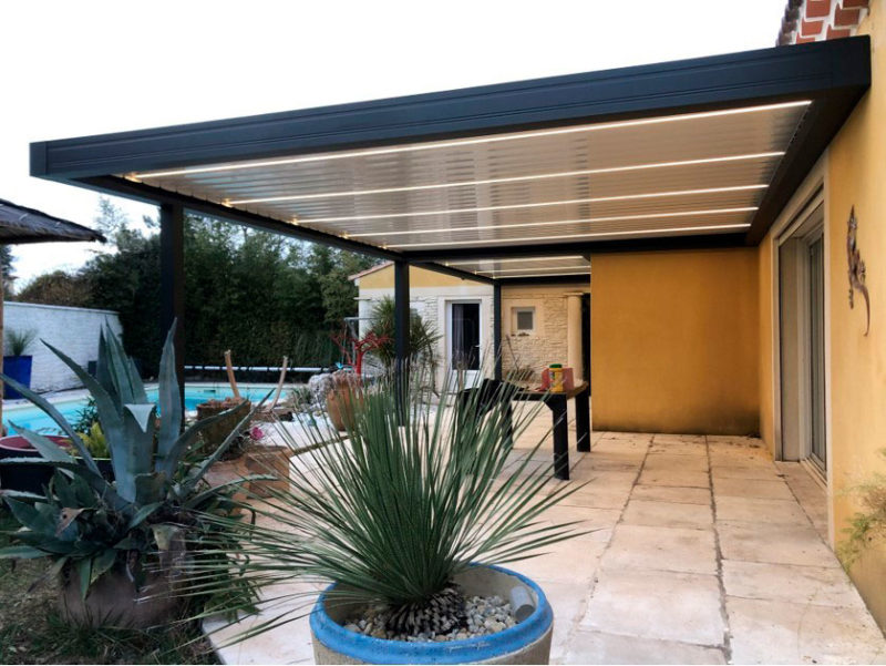 Pergola adossée avec éclairage LED intégré sur une terrasse