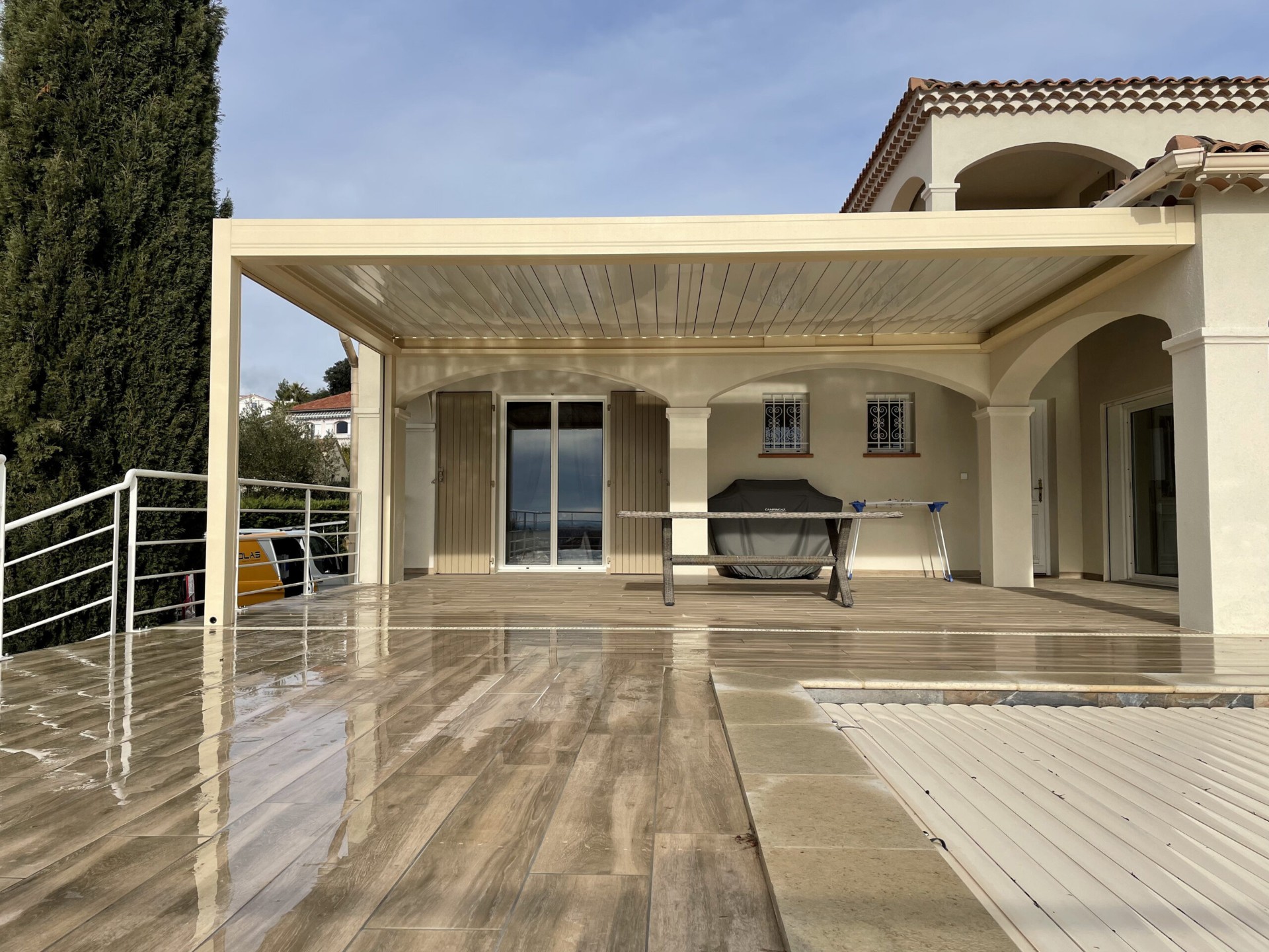 Pergola bioclimatique Matest installée par Stores Nicolas — finitions premium