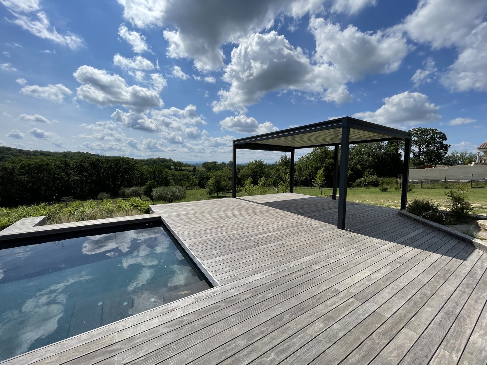 Pergola autoportante installée par Stores Nicolas — Gard (photo 3)