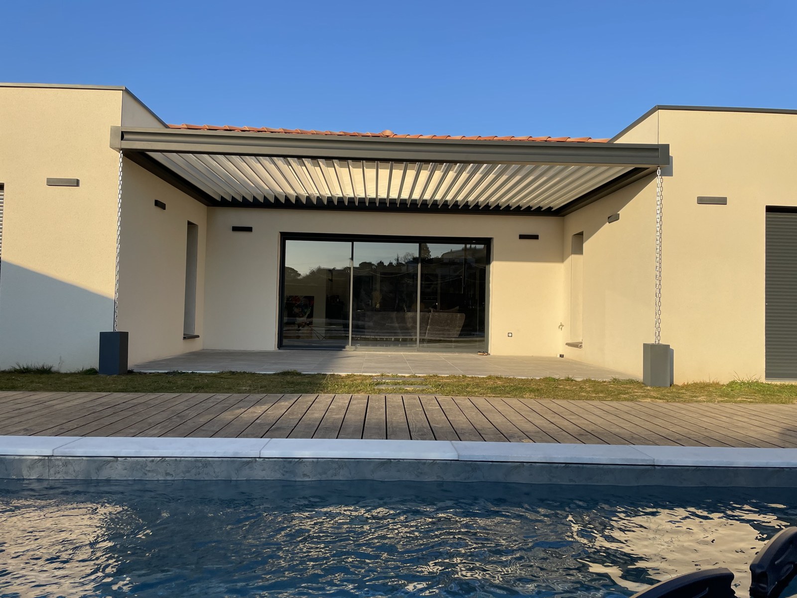 Pergola entre murs — patio ardéchois installée par Stores Nicolas — Vallon-Pont-d'Arc (Ardèche) (photo 2)