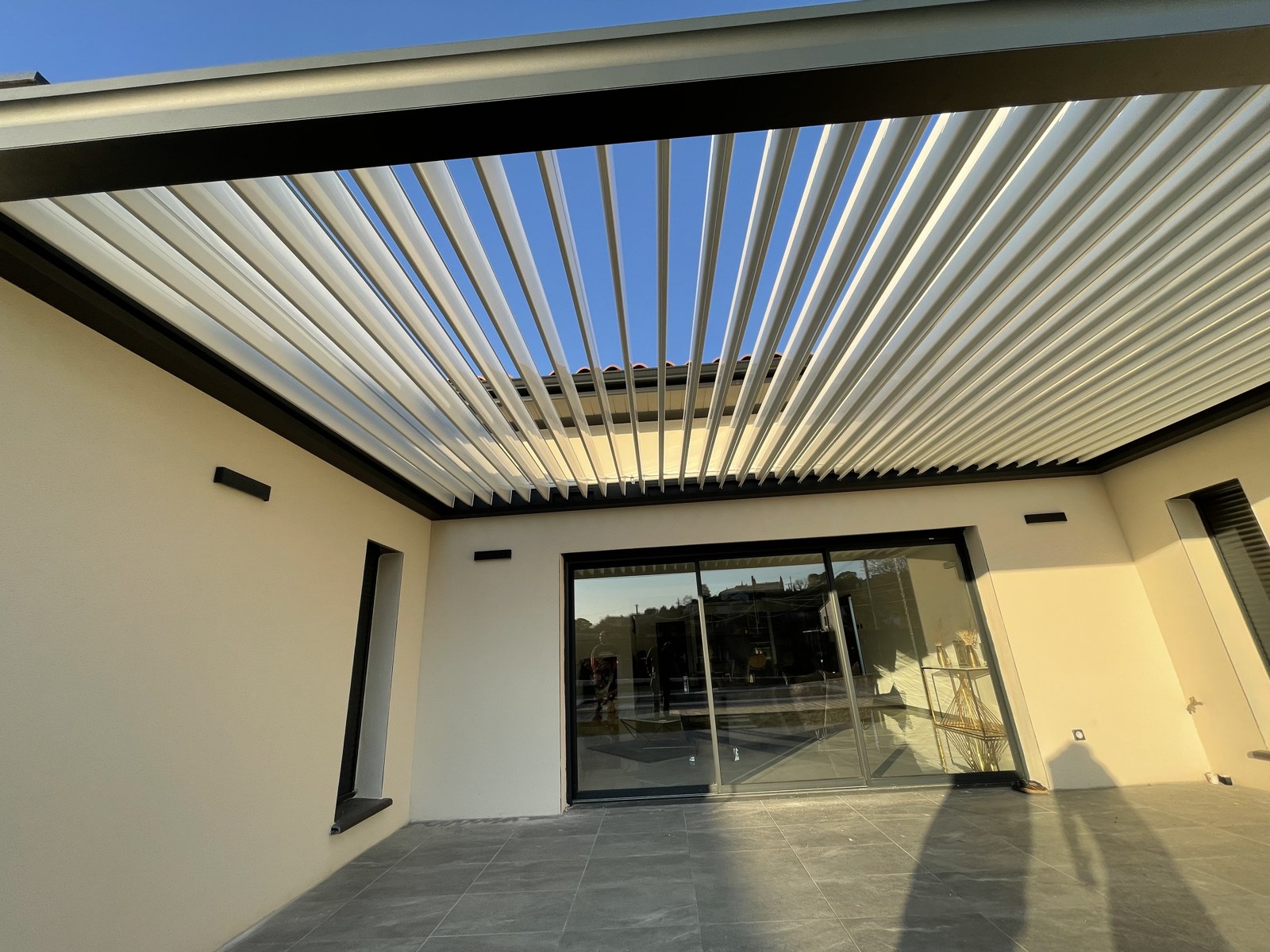 Pergola entre murs — patio ardéchois installée par Stores Nicolas — Vallon-Pont-d'Arc (Ardèche) (photo 3)