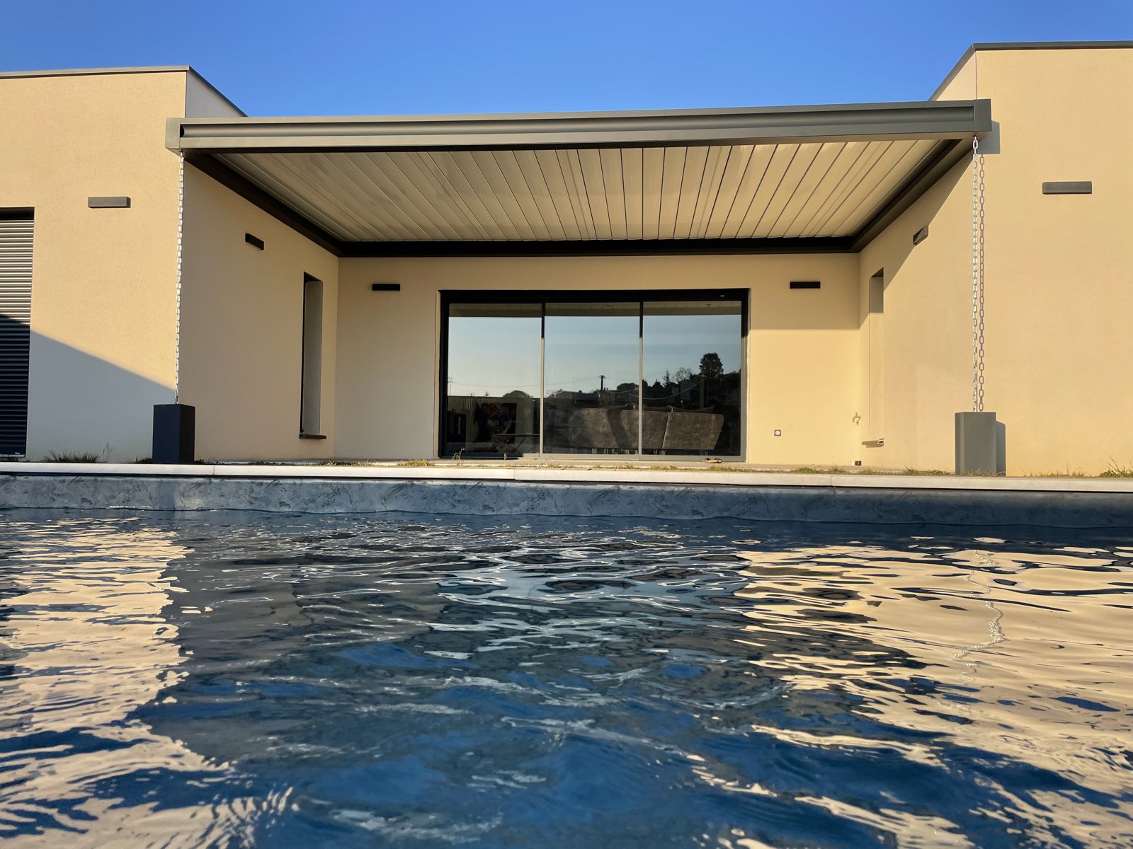 Pergola entre murs installée par Stores Nicolas