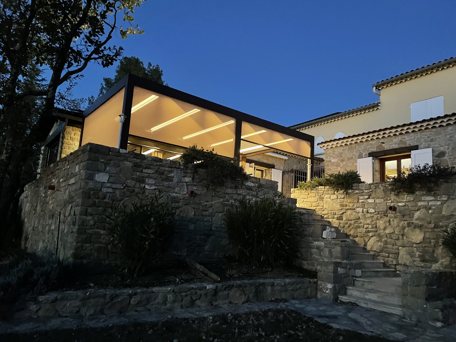 Pergola avec stores zip et éclairage LED installée par Stores Nicolas — Gard (photo 3)