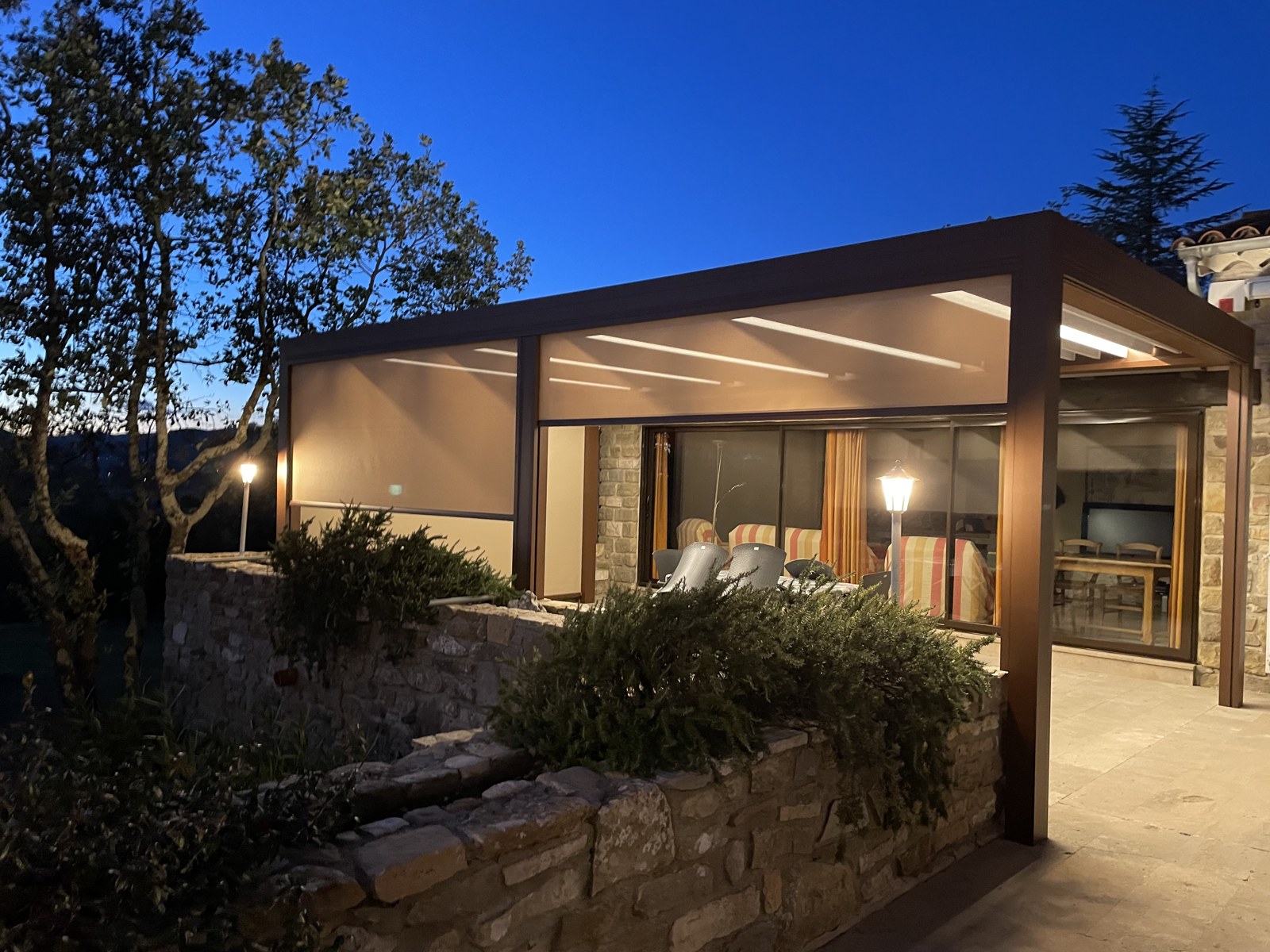 Pergola avec stores zip et éclairage LED installée par Stores Nicolas — Gard (photo 1)
