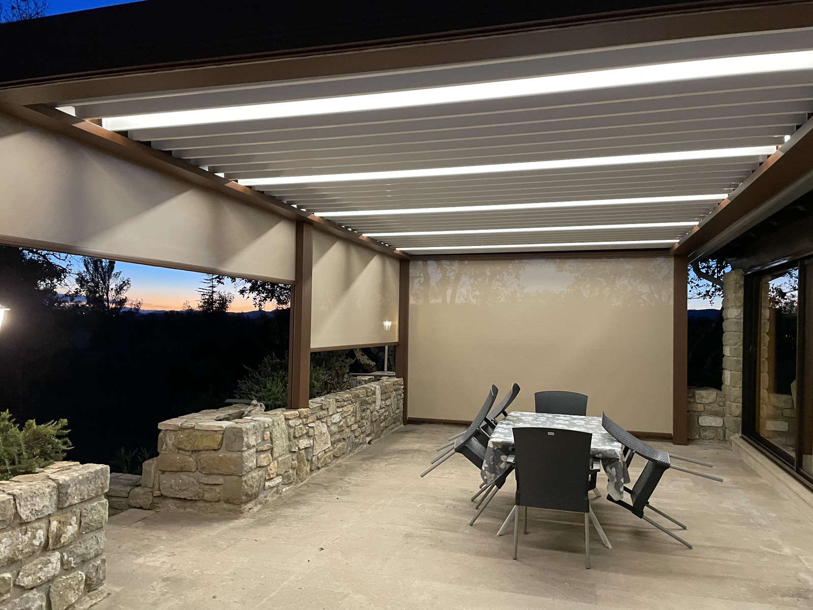 Pergola avec stores zip et éclairage LED installée par Stores Nicolas — Gard (photo 2)